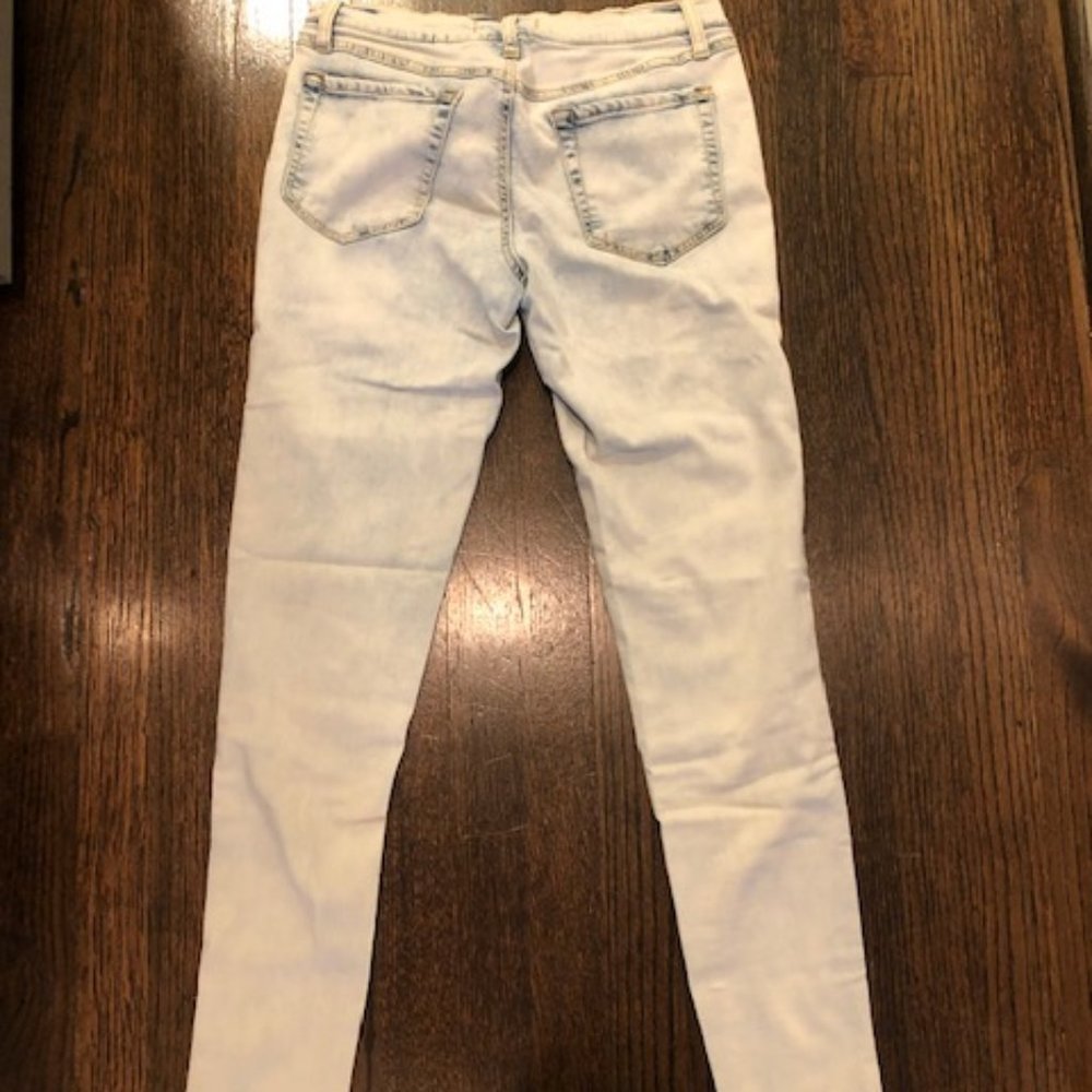 Light-washed jeans, size 28